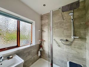 Shower room- click for photo gallery